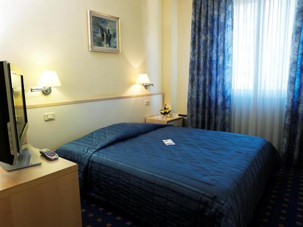 Hotel Riviera - soba sa francuskim krevetom