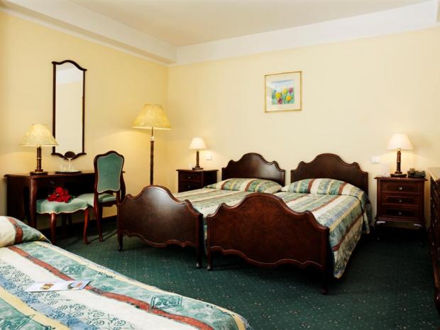 Hotel Apollo - soba sa stilskim nameštajem